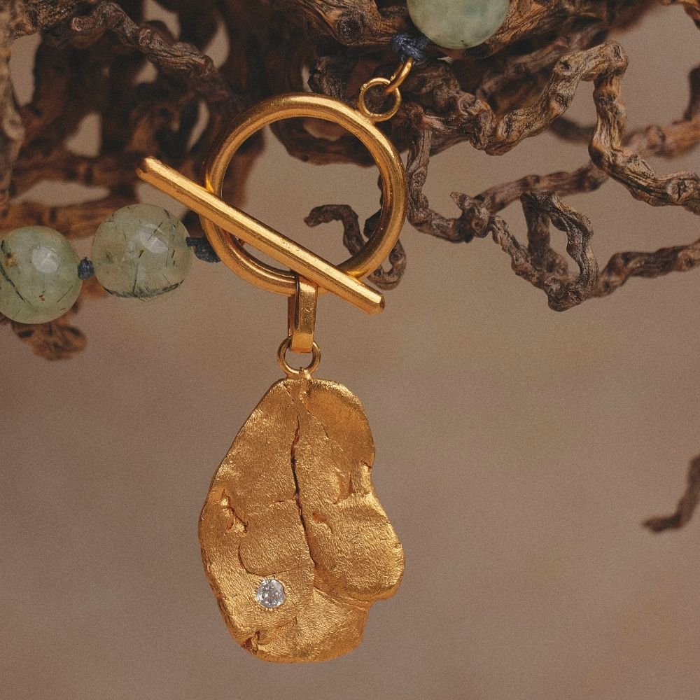 Collar con piedra natural y diseño orgánico – Vera