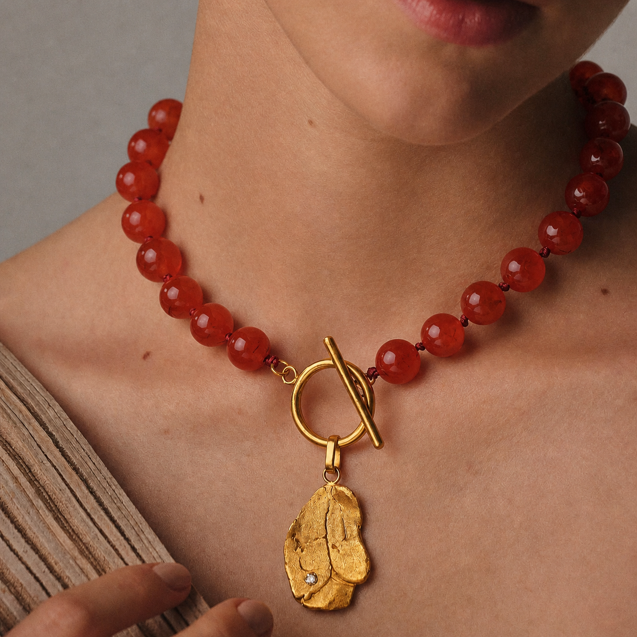 Collar con piedra natural y diseño orgánico – Vera