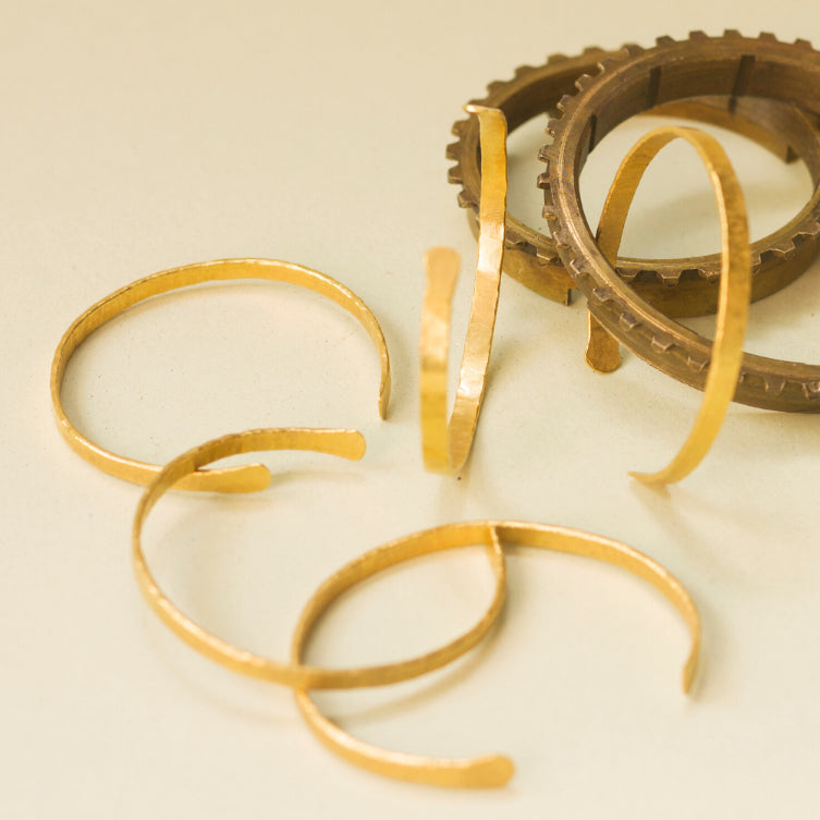 Pulsera con textura martillada sobre el metal, elaborada a mano