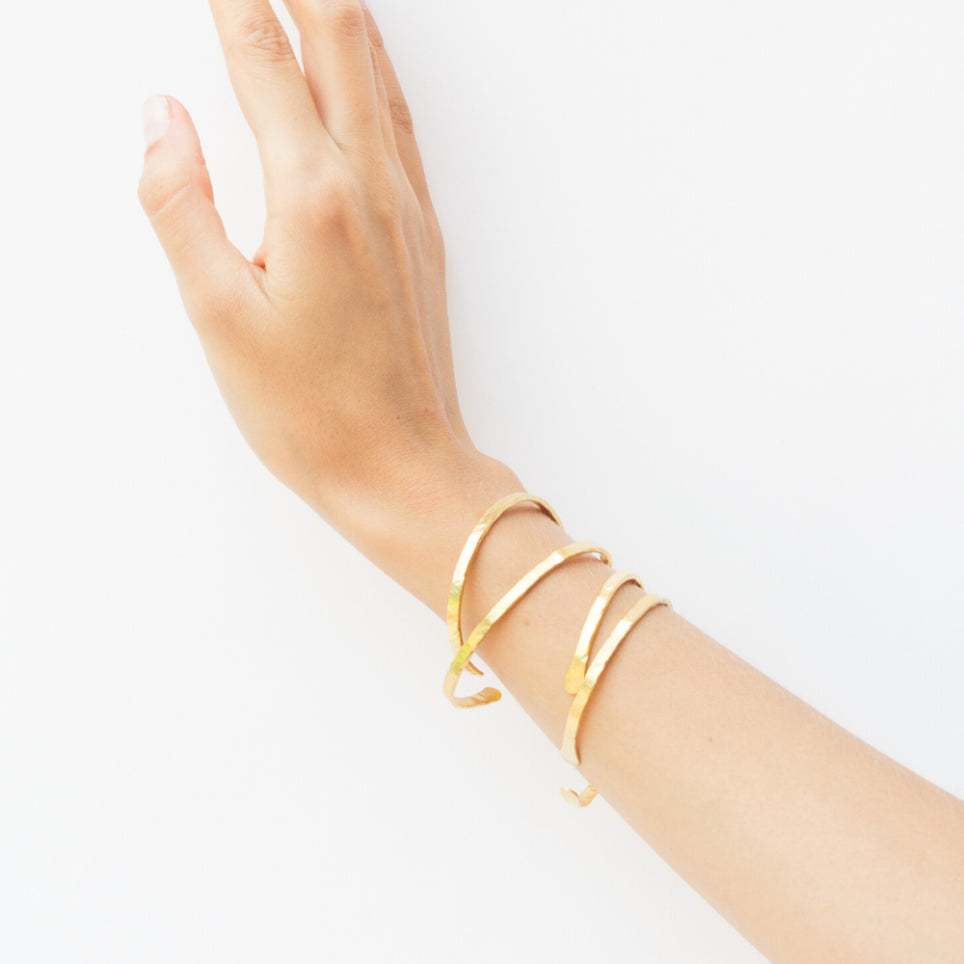 Pulsera con textura martillada sobre el metal, elaborada a mano